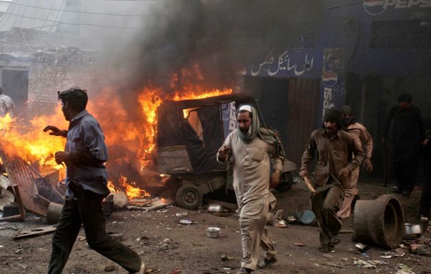 File:Pakistan - Mob torches dozens of Pakistani Christian homes 04.jpeg