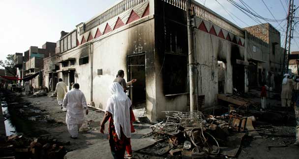 File:Images-riot-Pakistan-0015.jpg