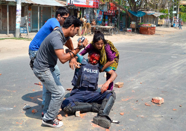 File:Jamaat-e-Islami activists attack cops in Rajshahi Bangladesh.jpg