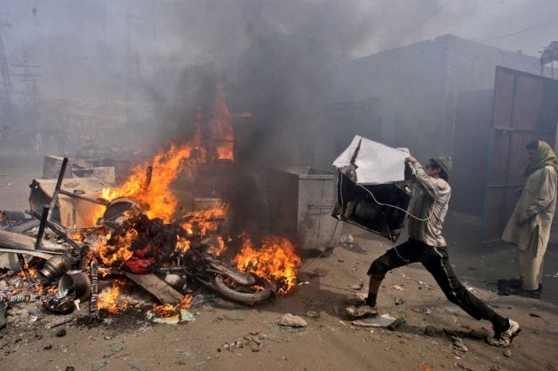 File:Mob torches dozens of Pakistani Christian homes 03.jpeg