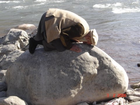 File:Elderly-muslim-man-praying-on-a-rock.jpg