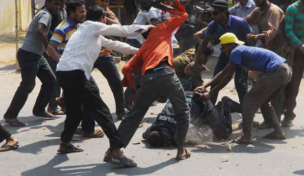 File:Jamaat-e-Islami activists attack cops in Rajshahi Bangladesh 2.jpg
