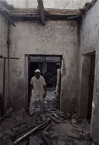 File:Images-riot-Pakistan-0014.jpg