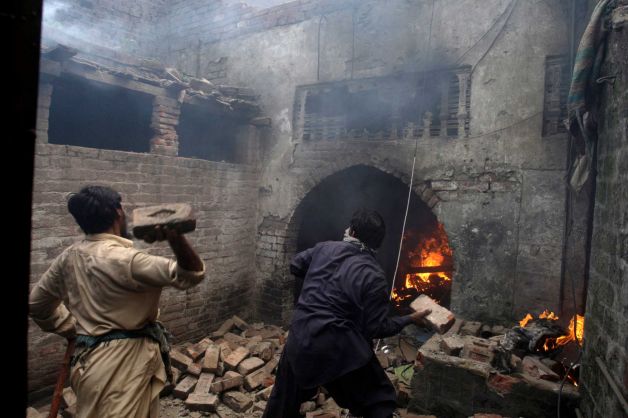 File:Mob torches dozens of Pakistani Christian homes.jpeg