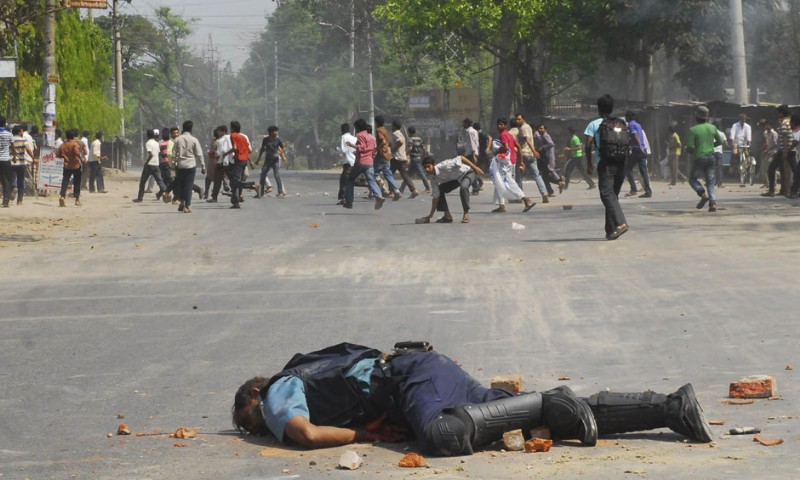 File:Jamaat-e-Islami activists attack cops in Rajshahi Bangladesh 4.jpg